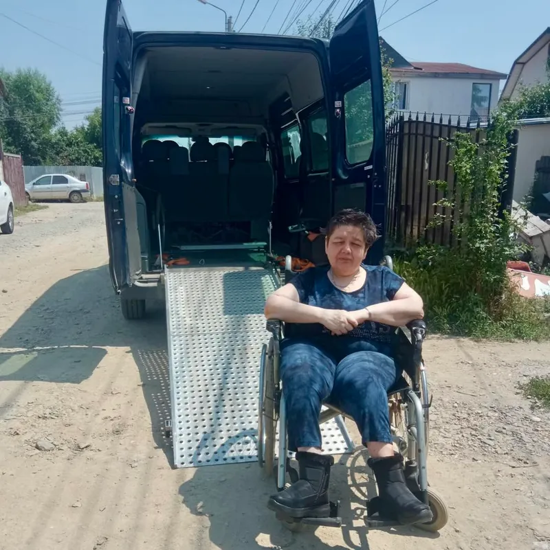 ONG Taxi Gratis — microbuz adaptat cu rampa pentru scaun cu rotile oferind transport medical gratuit