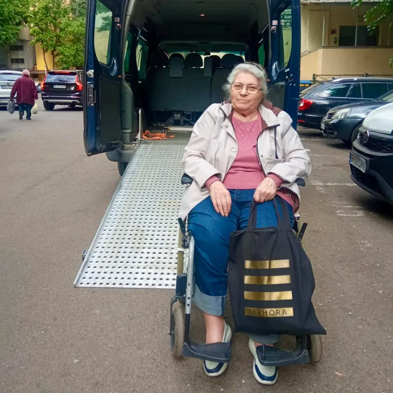 ONG Taxi Gratis — vehicul accesibil pentru scaun cu rotile asistind pacienti in Bucuresti